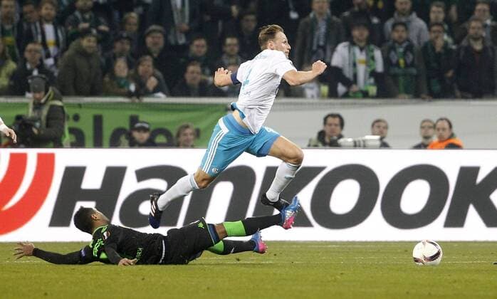 Mönchengladbach, Borussiapark, 16.03.17: Raffael (Bor. Moenchengladbach) (L) gegen Benedikt Höwedes (FC Schalke 04) im Achtelfinale der Europa League zwischen Borussia Mönchengladbach vs. FC Schalke 04 in der Saison 2016 2017.