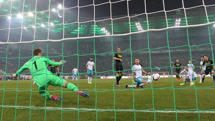 16.03.2017, Fussball, UEFA Europa League, Saison 2016 2017, Achtelfinale, Borussia Moenchengladbach - FC Schalke 04, v. l. Ralf FAEHRMANN (FC Schalke 04) springt in die falsche Richtung nachdem der Ball unhaltbar von Benedikt HOEWEDES (FC Schalke 04) zum 1 zu 0 abgefälscht wurde