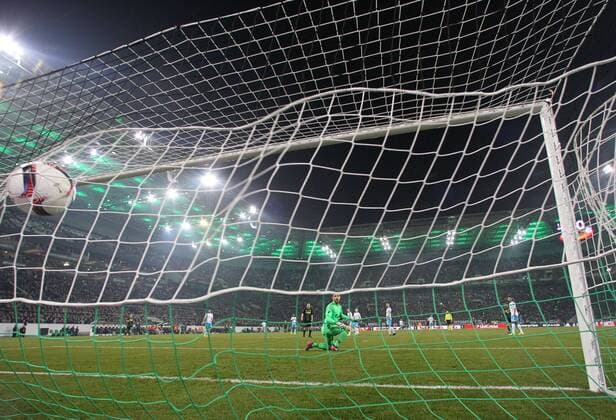 16.03.2017, Fussball, UEFA Europa League, Saison 2016 2017, Achtelfinale, Borussia Moenchengladbach - FC Schalke 04, Ball im Tor von Ralf FAEHRMANN (FC Schalke 04)