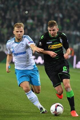 GER, Borussia Mönchengladbach (GER) vs. FC Schalke 04 (GER) 16.03.2017, Borussia Park , Moenchengladbach , Europa Leaque, Achtelfinale, Rueckspiel GER, Borussia Mönchengladbach (GER) vs. FC Schalke 04 (GER) im Bild: li Johannes Geis (FC Schalke 5),im Zweikampf gegen Christoph Kramer (Gladbach 6),Hochformat, Foto © nordphoto Meuter nordphotox xMeuter