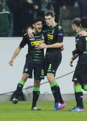 Fussball, UEFA Europa League, Herren, Saison 2016 2017, Achtelfinale Rückspiel, Borussia Park: Bor. Mönchengladbach, BMG (schwarz) - FC Schalke 04, S04 (weiss); Jubel Mahmoud Dahoud (Gladbach) nach seinem Tor zum 2:0, zusammen mit Andreas Christensen (Gladbach). Jubel, Freude, Aktion.