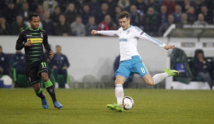 Mönchengladbach, Borussiapark, 16.03.17: Leon Goretzka (FC Schalke 04) (R) zieht ab und trifft zum 1:2 Tor im Achtelfinale der Europa League zwischen Borussia Mönchengladbach vs. FC Schalke 04 in der Saison 2016 2017.
