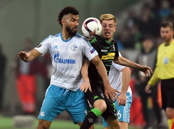 Europaleague Viertelfinale: Borussia Mönchengladbach - FC Schalke 04 16.03.2017. Zweikampf zw. Eric Maxim Choupo-Moting (S04 li.) und Patrick Herrmann (BMG). HM