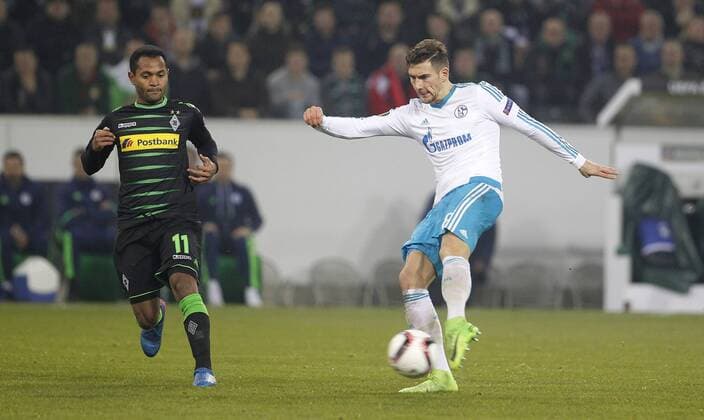 Mönchengladbach, Borussiapark, 16.03.17: Leon Goretzka (FC Schalke 04) (R) zieht ab und trifft zum 1:2 Tor im Achtelfinale der Europa League zwischen Borussia Mönchengladbach vs. FC Schalke 04 in der Saison 2016 2017.