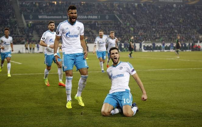 Mönchengladbach, Borussiapark, 16.03.17: Nabil Bentaleb (FC Schalke 04) (R) schiesst das 2:2 Tor per Elfmeter und jubelt mit Eric Maxim Choupo-Moting (FC Schalke 04) (L) und den Fans im Achtelfinale der Europa League zwischen Borussia Mönchengladbach vs. FC Schalke 04 in der Saison 2016 2017.