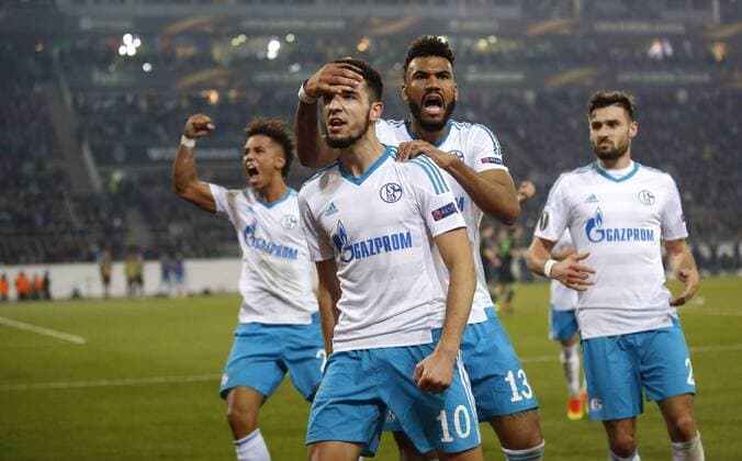 Mönchengladbach, Borussiapark, 16.03.17: Nabil Bentaleb (FC Schalke 04) (M) schiesst das 2:2 Tor per Elfmeter und jubelt mit Eric Maxim Choupo-Moting (FC Schalke 04) (L) und den Fans im Achtelfinale der Europa League zwischen Borussia Mönchengladbach vs. FC Schalke 04 in der Saison 2016 2017.