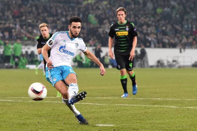Fußball Europa League Achtelfinale Borussia Mönchengladbach - FC Schalke 04 am 16.03.2017 im Borussia-Park in Mönchengladbach Nabil Bentaleb ( Schalke ) schießt den Elfmeter zum 2:2 xRx