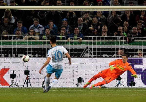 Europaleague Viertelfinale: Borussia Mönchengladbach - FC Schalke 04 16.03.2017. Elfmetertor zum 2:2 für Schalke durch Nabil Bentaleb (10). Tw. Yann Sommer (BMG) springt in die falsche Ecke. HM