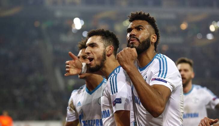 Mönchengladbach, Borussiapark, 16.03.17: Nabil Bentaleb (FC Schalke 04) (M) schiesst das 2:2 Tor per Elfmeter und jubelt mit Eric Maxim Choupo-Moting (FC Schalke 04) (R ) und Thilo Kehrer (FC Schalke 04) (L) im Achtelfinale der Europa League zwischen Borussia Mönchengladbach vs. FC Schalke 04 in der Saison 2016 2017.