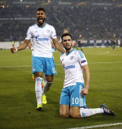Mönchengladbach, Borussiapark, 16.03.17: Nabil Bentaleb (FC Schalke 04) (R) schiesst das 2:2 Tor per Elfmeter und jubelt mit Eric Maxim Choupo-Moting (FC Schalke 04) (L) und den Fans im Achtelfinale der Europa League zwischen Borussia Mönchengladbach vs. FC Schalke 04 in der Saison 2016 2017.