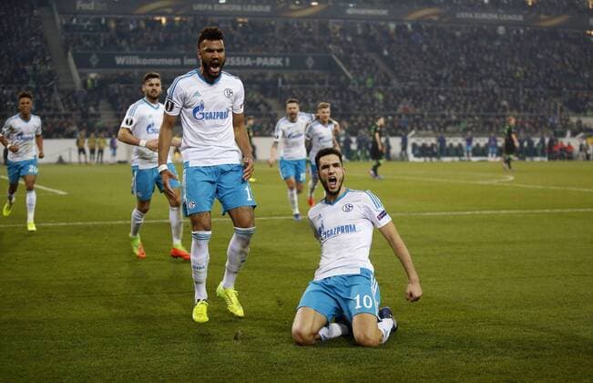 Themen der Woche - SPORT Bilder des Tages - SPORT Mönchengladbach, Borussiapark, 16.03.17: Nabil Bentaleb (FC Schalke 04) (R) schiesst das 2:2 Tor per Elfmeter und jubelt mit Eric Maxim Choupo-Moting (FC Schalke 04) (L) und den Fans im Achtelfinale der Europa League zwischen Borussia Mönchengladbach vs. FC Schalke 04 in der Saison 2016 2017.