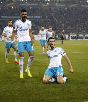 Mönchengladbach, Borussiapark, 16.03.17: Nabil Bentaleb (FC Schalke 04) (R) schiesst das 2:2 Tor per Elfmeter und jubelt mit Eric Maxim Choupo-Moting (FC Schalke 04) (L) und den Fans im Achtelfinale der Europa League zwischen Borussia Mönchengladbach vs. FC Schalke 04 in der Saison 2016 2017.