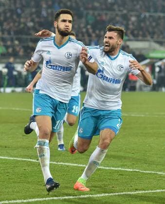 16.03.2017, Fussball, UEFA Europa League, Saison 2016 2017, Achtelfinale, Borussia Moenchengladbach - FC Schalke 04, v. l. Nabil BENTALEB (FC Schalke 04) und Daniel CALIGIURI (FC Schalke 04) jubeln
