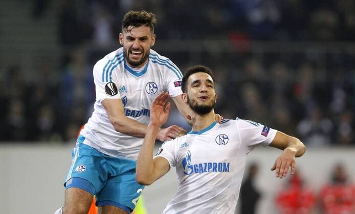 Mönchengladbach, Borussiapark, 16.03.17: Nabil Bentaleb (FC Schalke 04) (R) schiesst das 2:2 Tor per Elfmeter und jubelt mit Daniel Caligiuri (FC Schalke 04) im Achtelfinale der Europa League zwischen Borussia Mönchengladbach vs. FC Schalke 04 in der Saison 2016 2017.