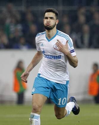Mönchengladbach, Borussiapark, 16.03.17: Nabil Bentaleb (FC Schalke 04) (R) schiesst das 2:2 Tor per Elfmeter und jubelt im Achtelfinale der Europa League zwischen Borussia Mönchengladbach vs. FC Schalke 04 in der Saison 2016 2017.