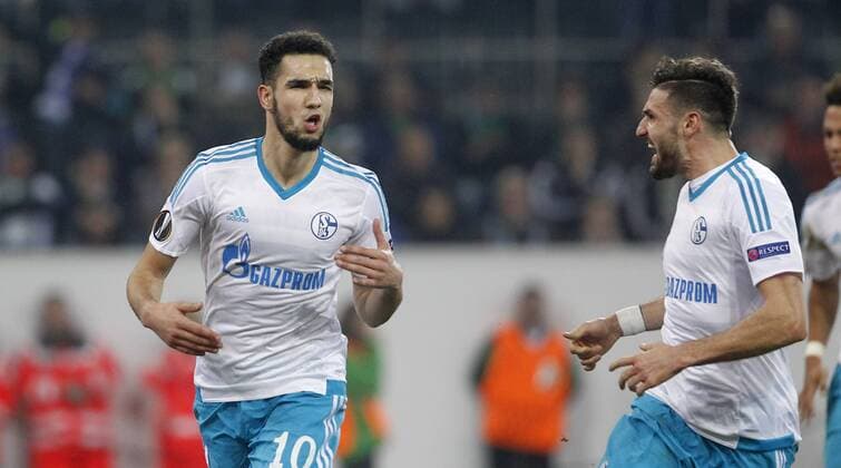 Mönchengladbach, Borussiapark, 16.03.17: Nabil Bentaleb (FC Schalke 04) (L) schiesst das 2:2 Tor per Elfmeter und jubelt mit Daniel Caligiuri (FC Schalke 04) im Achtelfinale der Europa League zwischen Borussia Mönchengladbach vs. FC Schalke 04 in der Saison 2016 2017.