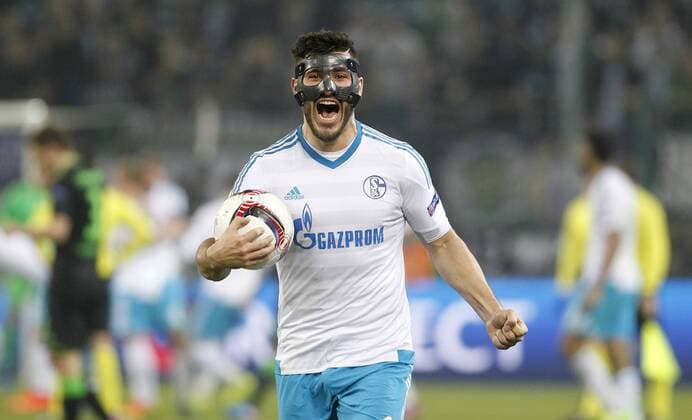 Bilder des Tages - SPORT Mönchengladbach, Borussiapark, 16.03.17: Sead Kolasinac (FC Schalke 04) beim Schlussjubel nach dem 2:2 im Achtelfinale der Europa League zwischen Borussia Mönchengladbach vs. FC Schalke 04 in der Saison 2016 2017.