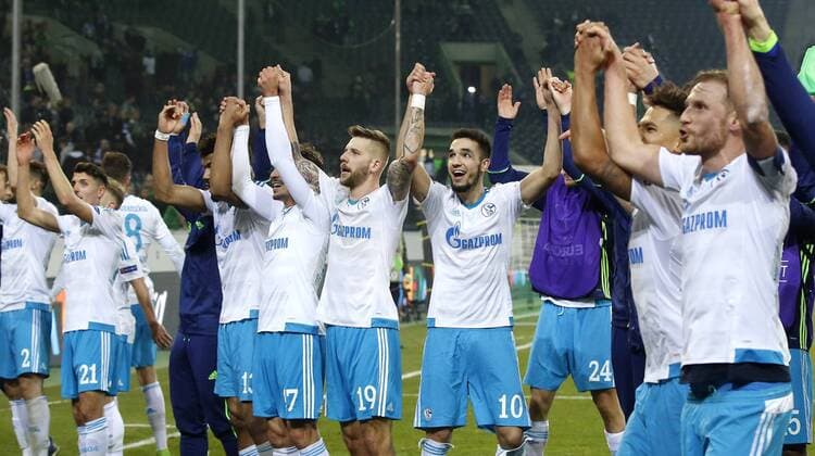 Mönchengladbach, Borussiapark, 16.03.17: Schlussjubel Schalke nach dem 2:2, Laola, Nabil Bentaleb (FC Schalke 04) (10), Guido Burgstaller (FC Schalke 04) im Achtelfinale der Europa League zwischen Borussia Mönchengladbach vs. FC Schalke 04 in der Saison 2016 2017.