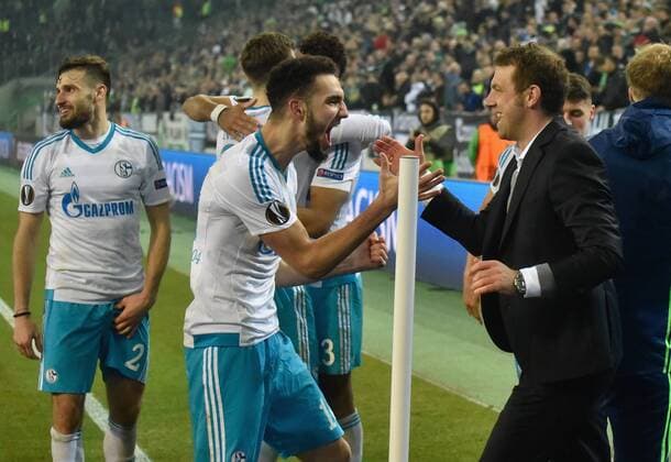 Gladbach, Germany 16.03.2017, Europa League Achtefinale Rueckspiel, Borussia Moenchengladbach - FC Schalke 04, Cheftrainer Markus Weinzierl (Schalke, R) jubelt mit Nabil Bentaleb nach dem Abpfiff. ( DeFodi512