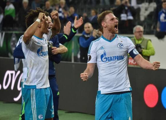 Gladbach, Germany 16.03.2017, Europa League Achtefinale Rueckspiel, Borussia Moenchengladbach - FC Schalke 04, gBenedikt Hoewedes (Schalke, R) jubelt mit Thilo Kehrer nach dem abpfiff. ( DeFodi512