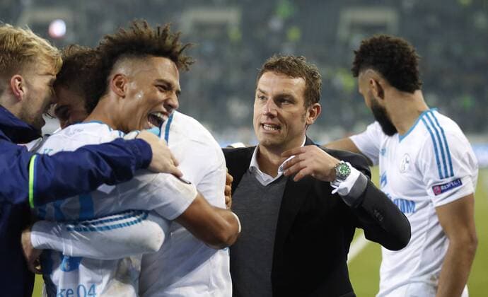 Mönchengladbach, Borussiapark, 16.03.17: Schlussjubel nach dem 2:2 bei Thilo Kehrer (FC Schalke 04) (L) und Trainer Markus Weinzierl (FC Schalke 04) (R) im Achtelfinale der Europa League zwischen Borussia Mönchengladbach vs. FC Schalke 04 in der Saison 2016 2017.
