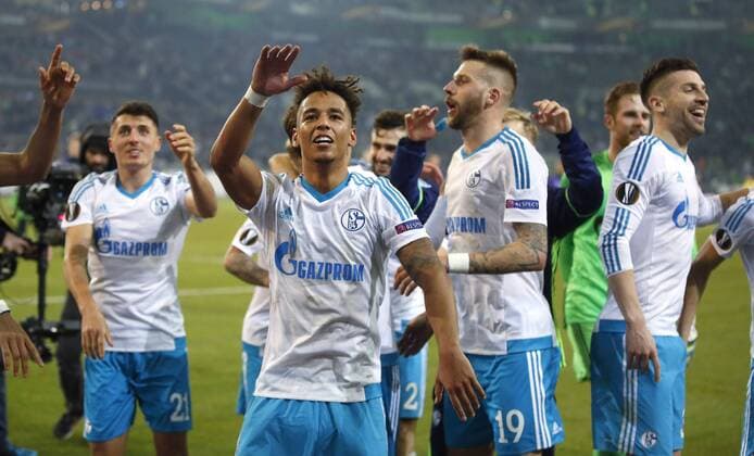 Bilder des Tages - SPORT Mönchengladbach, Borussiapark, 16.03.17: Schlussjubel nach dem 2:2 bei Thilo Kehrer (FC Schalke 04) (M) und co. im Achtelfinale der Europa League zwischen Borussia Mönchengladbach vs. FC Schalke 04 in der Saison 2016 2017.