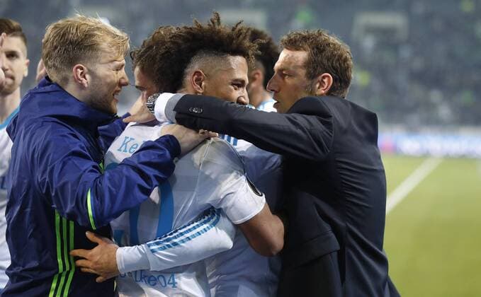 Mönchengladbach, Borussiapark, 16.03.17: Schlussjubel nach dem 2:2 bei Thilo Kehrer (FC Schalke 04) (L) und Trainer Markus Weinzierl (FC Schalke 04) (R) im Achtelfinale der Europa League zwischen Borussia Mönchengladbach vs. FC Schalke 04 in der Saison 2016 2017.