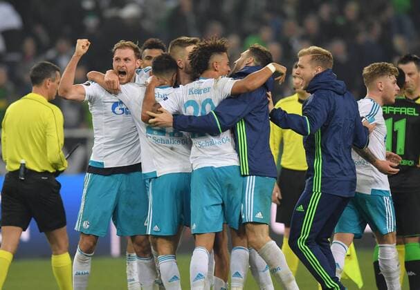 16.03.2017, Fussball, UEFA Europa League, Saison 2016 2017, Achtelfinale, Borussia Moenchengladbach - FC Schalke 04, Schalker Jubel nach dem Abpfiff, links Benedikt Hoewedes, Benedikt Höwedes (Schalke 04)