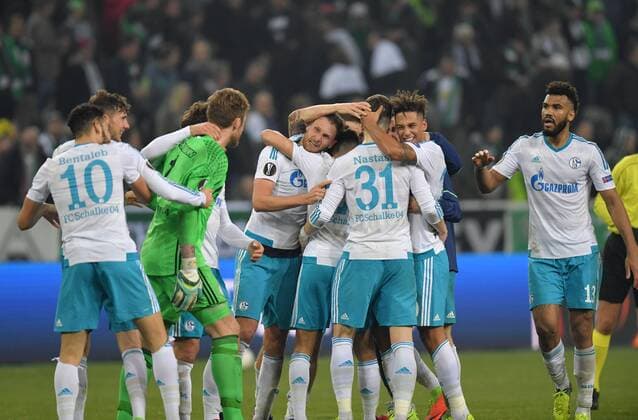 16.03.2017, Fussball, UEFA Europa League, Saison 2016 2017, Achtelfinale, Borussia Moenchengladbach - FC Schalke 04, Schalke Jubel nach dem Abpfiff, Benedikt Hoewedes, Benedikt Höwedes (Schalke 04), mitte, links Nabil Bentaleb (Schalke 04) und Leon Goretzka (Schalke 04)
