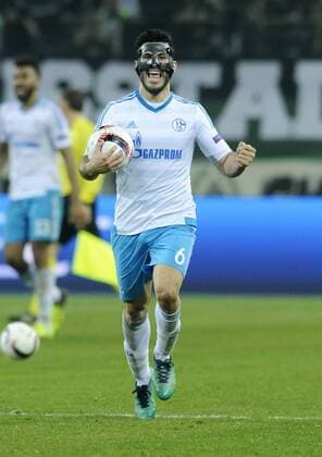 Fussball, UEFA Europa League, Herren, Saison 2016 2017, Achtelfinale Rückspiel, Borussia Park: Bor. Mönchengladbach, BMG (schwarz) - FC Schalke 04, S04 (weiss) 2:2; Schlussjubel Sead Kolasinac (S04). Jubel, Freude, Aktion.