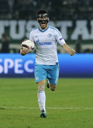 Fussball, UEFA Europa League, Herren, Saison 2016 2017, Achtelfinale Rückspiel, Borussia Park: Bor. Mönchengladbach, BMG (schwarz) - FC Schalke 04, S04 (weiss) 2:2; Schlussjubel Sead Kolasinac (S04). Jubel, Freude, Aktion.