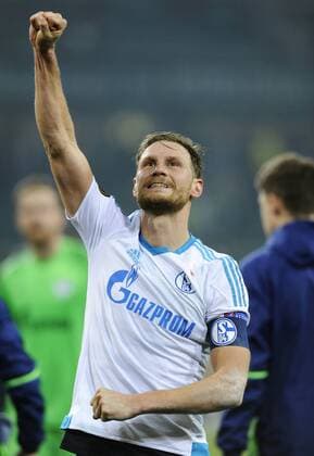 Fussball, UEFA Europa League, Herren, Saison 2016 2017, Achtelfinale Rückspiel, Borussia Park: Bor. Mönchengladbach, BMG (schwarz) - FC Schalke 04, S04 (weiss) 2:2; Schlussjubel Benedikt Höwedes (S04). Jubel, Freude, Aktion.