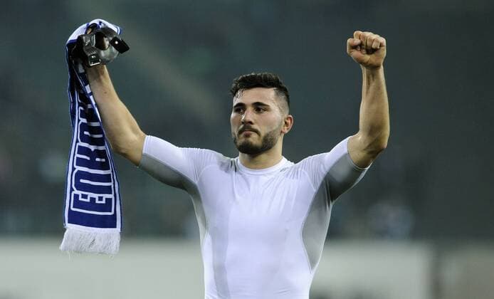 Fussball, UEFA Europa League, Herren, Saison 2016 2017, Achtelfinale Rückspiel, Borussia Park: Bor. Mönchengladbach, BMG (schwarz) - FC Schalke 04, S04 (weiss) 2:2; Schlussjubel Sead Kolasinac (S04). Jubel, Freude, Aktion.