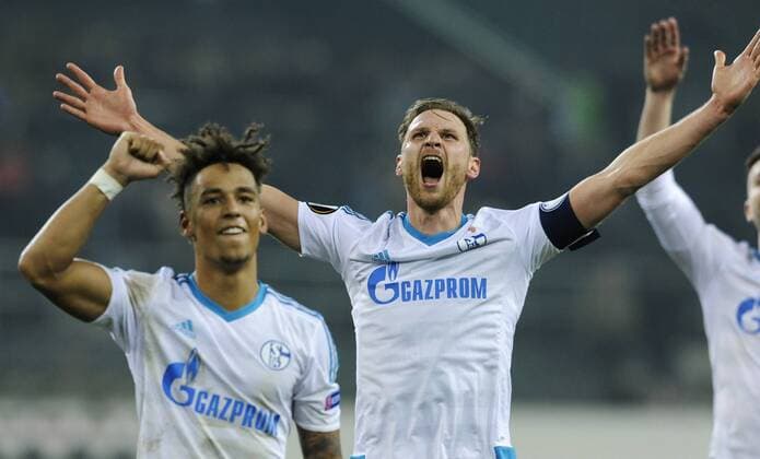Fussball, UEFA Europa League, Herren, Saison 2016 2017, Achtelfinale Rückspiel, Borussia Park: Bor. Mönchengladbach, BMG (schwarz) - FC Schalke 04, S04 (weiss) 2:2; Schlussjubel Benedikt Höwedes (S04), Thilo Kehrer (S04). Jubel, Freude, Aktion.