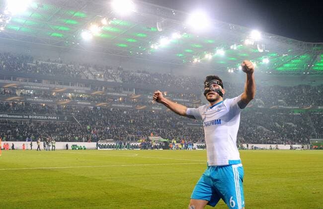 Fussball, UEFA Europa League, Herren, Saison 2016 2017, Achtelfinale Rückspiel, Borussia Park: Bor. Mönchengladbach, BMG (schwarz) - FC Schalke 04, S04 (weiss) 2:2; Schlussjubel Sead Kolasinac (S04). Jubel, Freude, Aktion.
