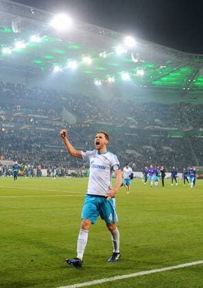 Fussball, UEFA Europa League, Herren, Saison 2016 2017, Achtelfinale Rückspiel, Borussia Park: Bor. Mönchengladbach, BMG (schwarz) - FC Schalke 04, S04 (weiss) 2:2; Schlussjubel Benedikt Höwedes (S04). Jubel, Freude, Aktion.