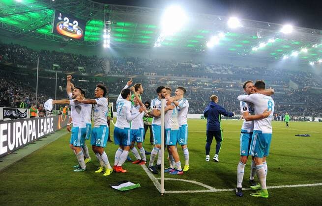 Fussball, UEFA Europa League, Herren, Saison 2016 2017, Achtelfinale Rückspiel, Borussia Park: Bor. Mönchengladbach, BMG (schwarz) - FC Schalke 04, S04 (weiss) 2:2; Schlussjubel Schalke, Benedikt Höwedes (S04), Leon Goretzka (S04), Nabil Bentaleb (S04), Matija Nastasic (S04), Thilo Kehrer (S04), Sead Kolasinac (S04). Jubel, Freude, Aktion.