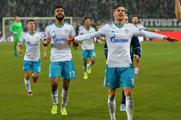 GER, Borussia Mönchengladbach (GER) vs. FC Schalke 04 (GER) 16.03.2017, Borussia Park , Moenchengladbach , Europa Leaque, Achtelfinale, Rueckspiel GER, Borussia Mönchengladbach (GER) vs. FC Schalke 04 (GER) im Bild: nach dem Spiel laufen die Schalker Spieler direkt in die Schalke Fanecke Sieg Jubel glücklich zufrieden,nach dem Spiel Dank an die FansGestik, Mimik, Leon Goretzka (FC Schalke 04 8),Eric Maxim Choupo-Moting (FC Schalke 13),Alessandro Schöpf Schoepf (FC Schalke 21), Foto © nordphoto Meuter nordphotox xMeuter