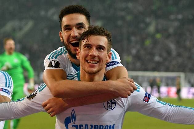 GER, Borussia Mönchengladbach (GER) vs. FC Schalke 04 (GER) 16.03.2017, Borussia Park , Moenchengladbach , Europa Leaque, Achtelfinale, Rueckspiel GER, Borussia Mönchengladbach (GER) vs. FC Schalke 04 (GER) im Bild: nach dem Spiel laufen die Schalker Spieler direkt in die Schalke Fanecke Sieg Jubel glücklich zufrieden,nach dem Spiel Dank an die FansGestik, Mimik, Leon Goretzka (FC Schalke 04 8),Eric Maxim Choupo-Moting (FC Schalke 13),li Foto © nordphoto Meuter nordphotox xMeuter