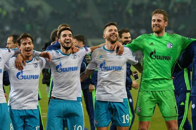 GER, Borussia Mönchengladbach (GER) vs. FC Schalke 04 (GER) 16.03.2017, Borussia Park , Moenchengladbach , Europa Leaque, Achtelfinale, Rueckspiel GER, Borussia Mönchengladbach (GER) vs. FC Schalke 04 (GER) im Bild: freuen sich über den Sieg die Schalker, Sieg Jubel glücklich zufrieden,Gestik, Mimik, Querformat, Foto © nordphoto Meuter nordphotox xMeuter