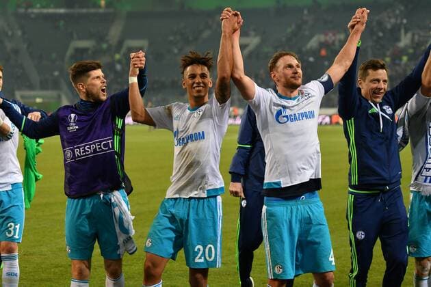 GER, Borussia Mönchengladbach (GER) vs. FC Schalke 04 (GER) 16.03.2017, Borussia Park , Moenchengladbach , Europa Leaque, Achtelfinale, Rueckspiel GER, Borussia Mönchengladbach (GER) vs. FC Schalke 04 (GER) im Bild: freuen sich über den Sieg die Schalker, Sieg Jubel glücklich zufrieden,, Gestik, Mimik, Querformat, nach dem Spiel Dank an die Fans Foto © nordphoto Meuter nordphotox xMeuter