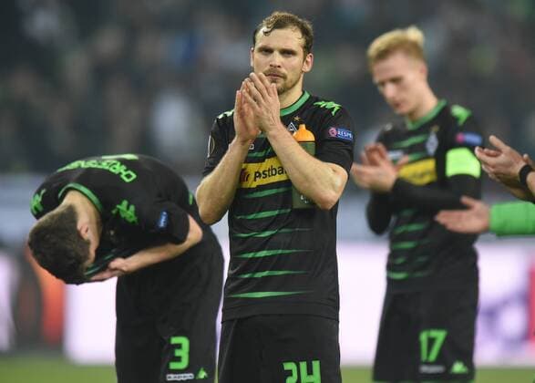 Europaleague Viertelfinale: Borussia Mönchengladbach - FC Schalke 04 16.03.2017. Die Gladbacher Spieler nach dem Schlußpfiff. Vorne: Tony Jantschke. Dahinter: Andreas Christensen (li.) und Oscar Wendt. HM