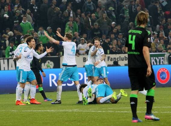 Europa-League : VfL Borussia Mönchengladbach--FC Schalke 04 ;Achtelfinale Rückspiel Schalke jubelt, Borussia ist ausgeschieden. Europa-League : VfL Borussia Mönchengladbach--FC Schalke 04 ; Achtelfinale Rückspiel