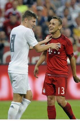 Kracher-Los für den FC Bayern. Der Rekordmeister trifft im Champions-League-Viertelfinale auf Titelverteidiger Real Madrid..Archivfoto::v.lI:Toni KROOS (Real Madrid) scherzt mit RAFINHA (Bayern Muenchen),Aktion. Bayern Muenchen-Real Madrid 1-0. Fussball,Finale Audi Cup 2015 am 05.08.2015.Saison2015 16,2015 2016. Â