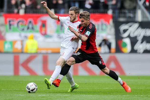 Augsburg, Deutschland, 18.03.2017, Bundesliga 25. Spieltag, FC Augsburg - Club Freiburg, Jeffrey Gouweleeuw (FCA) und Maximilian Philipp (SCF) im Zweikampf ( DeFodi507