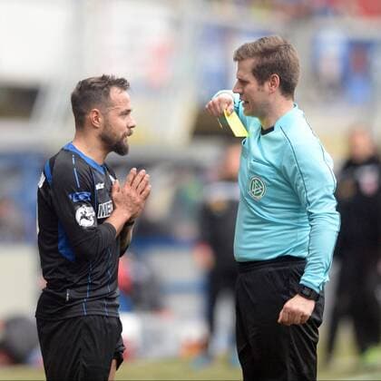 gelbe Karte von Schiedsrichter Frank Willenborg (Osnabrueck) an Sebastian Heidinger (SC Paderborn) (L) -- Fussball --- 3. Liga --- SC Paderborn 07 vs SSV Jahn Regensburg--- 18.03.2017, Paderborn Copyright: xSippel xEibner-Pressefotox EP_rsl