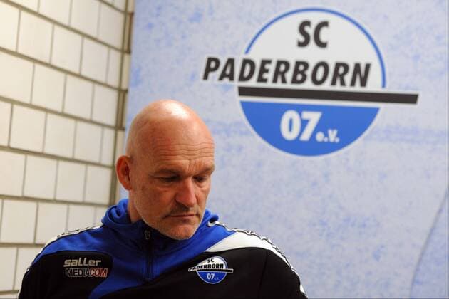 Stefan Emmerling (Trainer SC Paderborn) enttaeuscht, frustriert, Emotion geht von der Pressekonferenz -- Fussball --- 3. Liga --- SC Paderborn 07 vs SSV Jahn Regensburg--- 18.03.2017, Paderborn Copyright: xSippel xEibner-Pressefotox EP_rsl