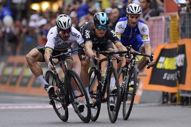 Themen der Woche - SPORT Bilder des Tages - SPORT KWIATKOWSKI Michal (POL) Rider of Team SKY wins this sprint before SAGAN Peter (SVK) Rider of Team Bora - Hansgrohe and ALAPHILIPPE Julian (FRA) Rider of Quick-Step Floors Cycling team during the UCI WorldTour 108th Milan - Sanremo cycling race with start in Milan and finish at the Via Roma in Sanremo on March 18, 2017 in Sanremo, Italy, 18 03 2017 CYCLISME : Milan San Remo - 18 03 2017 Photonews Panoramic 