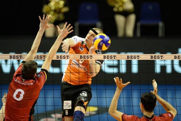 Volleyball, Herren, Saison 2016 17, 1. Bundesliga, Playoff, Viertelfinale, 1. Spiel, BR Volleys - TV Ingersoll Bühl, Jens Sandmeier (Nr. 8, TV Ingersoll Bühl), Felix Fischer (Nr. 6, Berlin Recycling Volleys), 18.03.17,