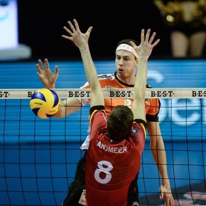 Themen der Woche - SPORT Bilder des Tages - SPORT Volleyball, Herren, Saison 2016 17, 1. Bundesliga, Playoff, Viertelfinale, 1. Spiel, BR Volleys - TV Ingersoll Bühl, Jens Sandmeier (Nr. 8, TV Ingersoll Bühl), Graham Vigrass (Nr. 8, Berlin Recycling Volleys), 18.03.17,
